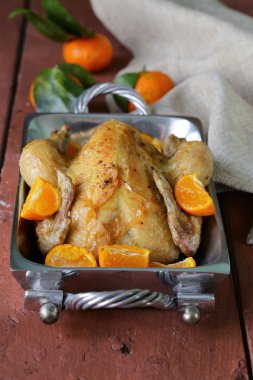 otlar ve baharatlar ile ev yapımı tavuk