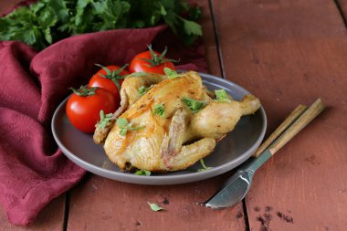 otlar ve baharatlar ile ev yapımı tavuk