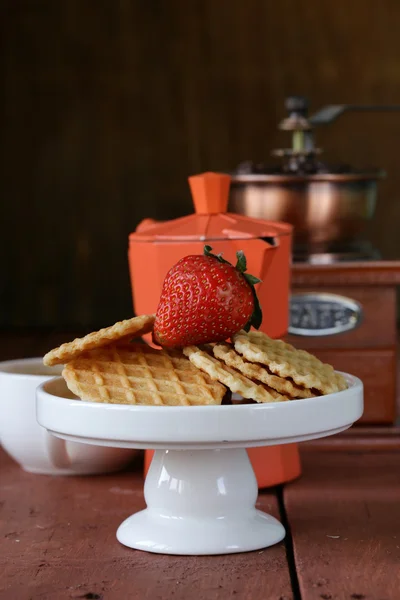 Bodegón desayuno con gofres, fresas y una taza de café — Foto de Stock