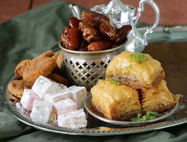 Dolci orientali assortiti - baklava, datteri, delizia turca — Foto Stock