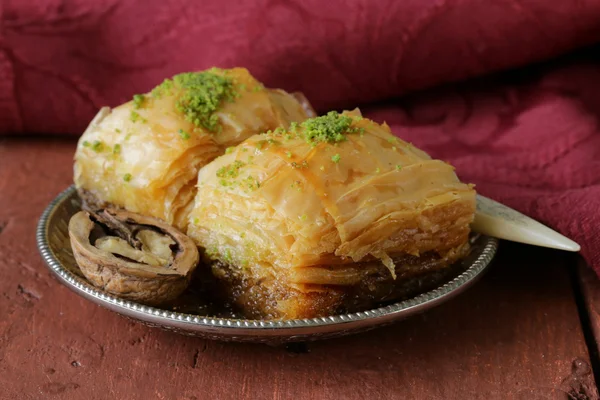 Turks Arabisch dessert baklava met honing en noten — Stockfoto