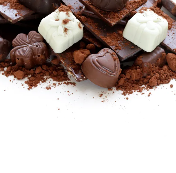 Různé druhy čokolády a cukrovinek na bílém pozadí — Stock fotografie