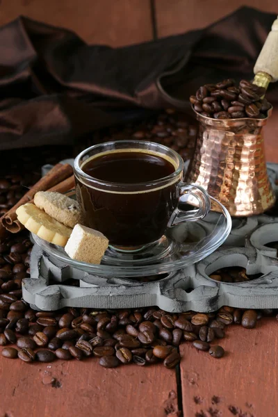 静物コーヒー カップ エスプレッソ豆と木製のテーブルでコーヒー ポット — ストック写真