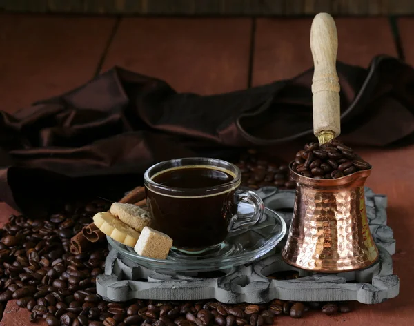 静物咖啡杯浓咖啡豆和咖啡罐木制的桌子上 — 图库照片