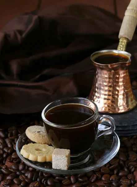 静物コーヒー カップ エスプレッソ豆と木製のテーブルでコーヒー ポット — ストック写真