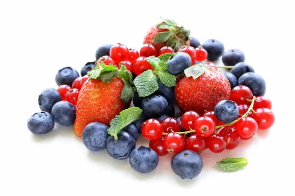 Verschiedene Beeren - Erdbeere, Johannisbeere, Blaubeere auf weißem Hintergrund — Stockfoto