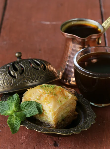Турецкий арабский десерт паклава с медом и орехами на серебряной тарелке — стоковое фото