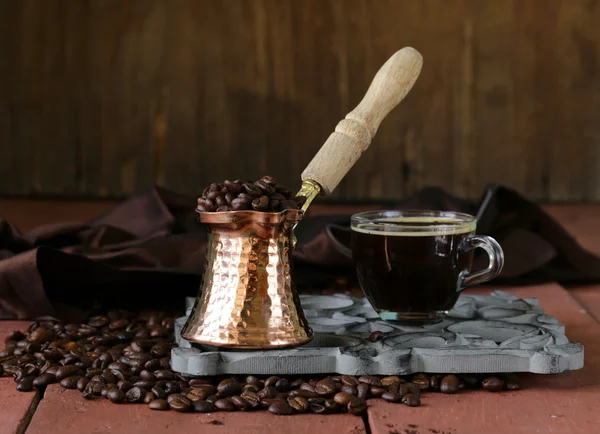 Натюрморт чашка кави боби еспресо та кавник на дерев'яному столі — стокове фото