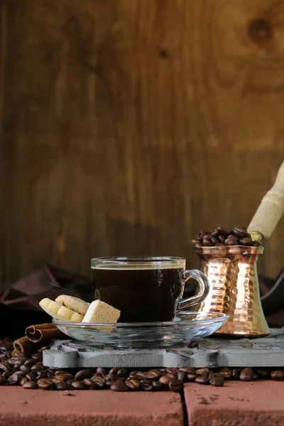 静物咖啡杯浓咖啡豆和咖啡罐木制的桌子上 — 图库照片