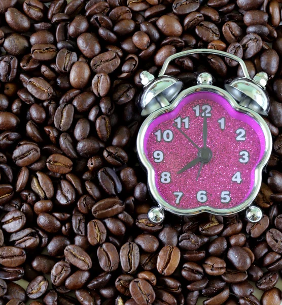 Alarme de relógio no fundo de grãos de café — Fotografia de Stock