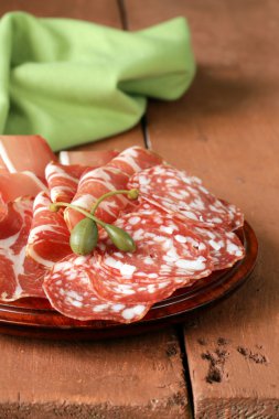 kurutulmuş sosis et (salam, jambon, salam) ahşap bir tahta üzerinde devam eder dilimlenmiş