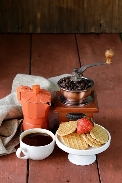 Café da manhã ainda vida com waffles, morangos e uma xícara de café — Fotografia de Stock