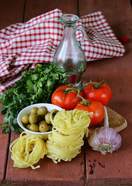 Итальянский натюрморт - макароны, оливковое масло, помидоры, чеснок — стоковое фото
