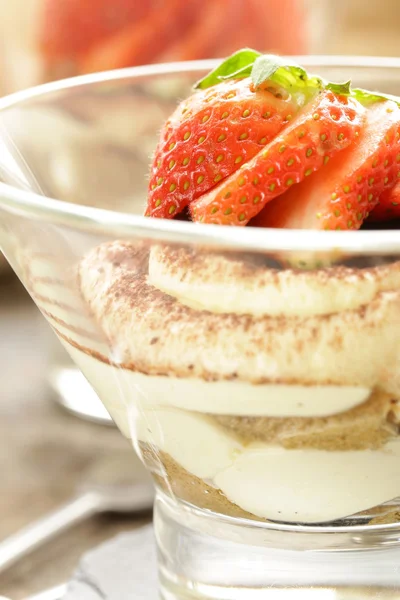 Tiramisú postre italiano decorado con fresas — Foto de Stock