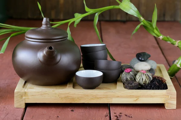 Set für ein traditionelles Teetrinken (Wasserkocher, Tassen und verschiedene Getreidetees)) — Stockfoto