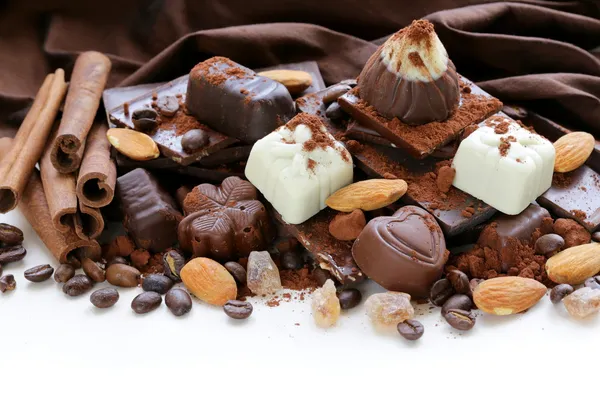 Diferentes variedades de chocolate y dulces sobre un fondo blanco — Foto de Stock