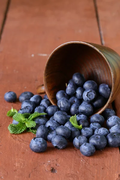 Fresh organic ripe blueberries in a wooden bowl — Stock Photo, Image