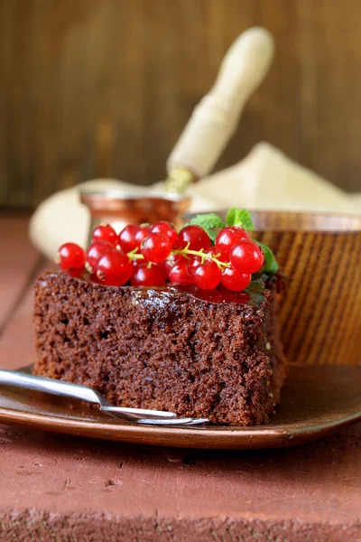 Super pastel de chocolate (brownie) decorado con grosella roja y menta —  Fotos de Stock