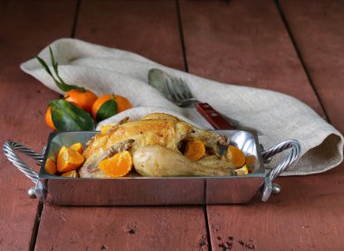 otlar ve baharatlar ile ev yapımı tavuk