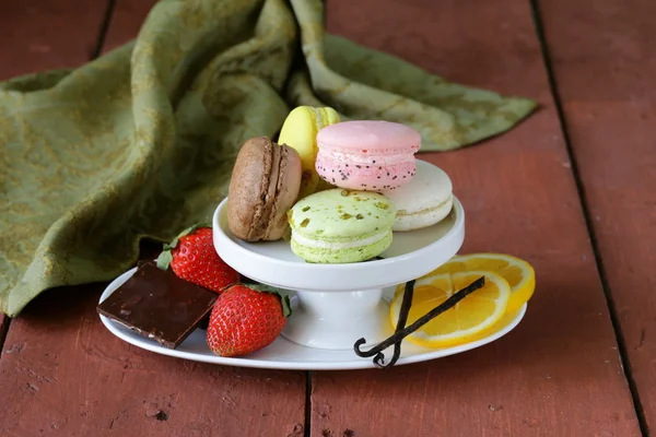 Olika färgglada macaroons (pistage, hallon, choklad, vanilj) — Stockfoto