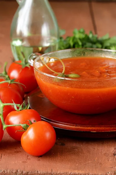 Tomatensuppe mit frischem Gemüse und Kapern in einer Glasschüssel — Stockfoto