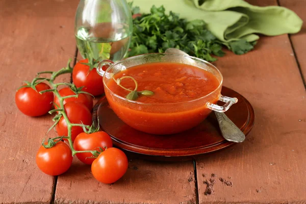 Sopa de tomate com legumes frescos e alcaparras em uma tigela de vidro — Fotografia de Stock