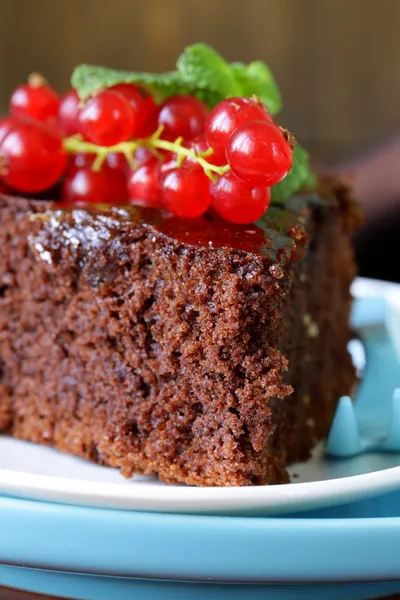 Супер шоколадний торт (броуні) прикрашений червоною смородиною та м'ятою — стокове фото