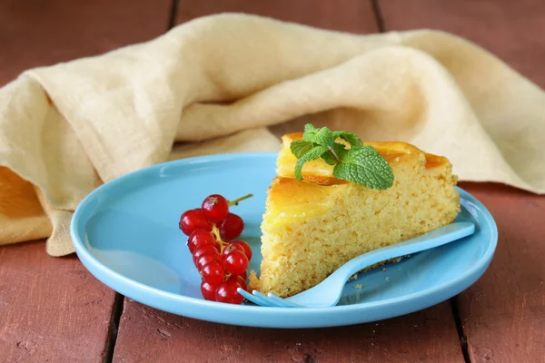 Piece of fruit cake pie decorations currant and mint — Stock Photo, Image