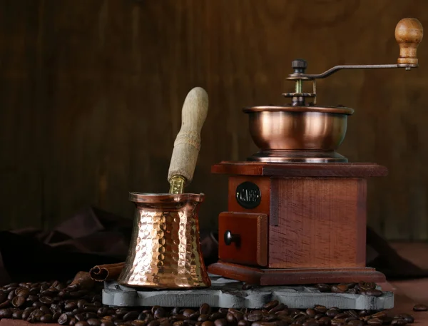 Cafetière en cuivre avec haricots sur une table en bois — Photo