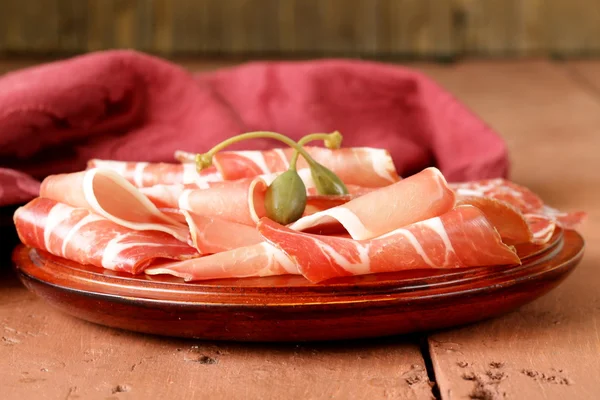 Gedroogde worstvlees (ham, ham, salami gesneden) — Stockfoto