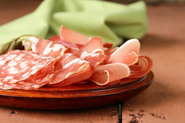 Geschnittenes Trockenwurstfleisch (Schinken, Schinken, Salami) — Stockfoto