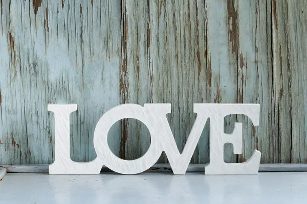 Parola amore fatto di lettere di legno bianco su sfondo vintage — Foto Stock