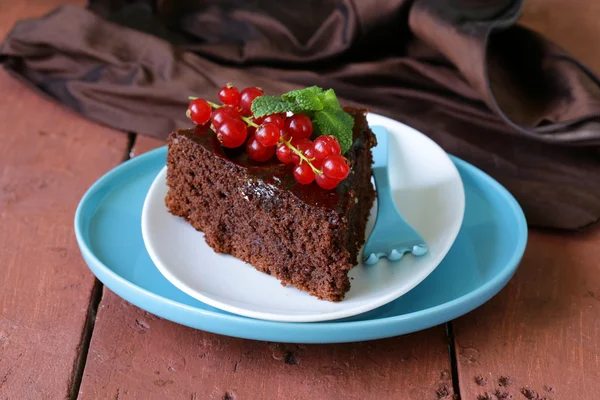 Super chocolate cake (brownie) decorated with red currant and mint — Stock Photo, Image