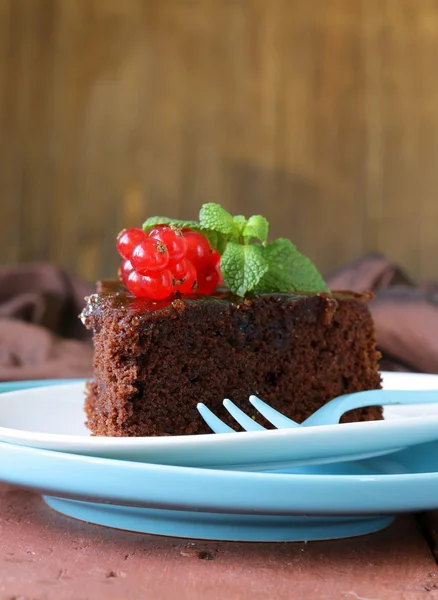 Super chocoladetaart (brownie) versierd met rode bessen en mint — Stockfoto