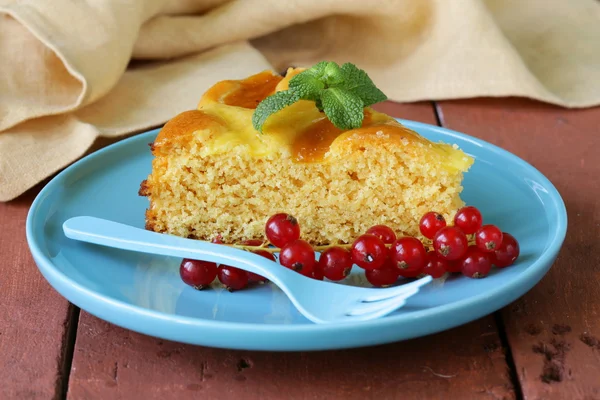 Pezzo di torta torta di frutta decorazioni ribes e menta — Foto Stock