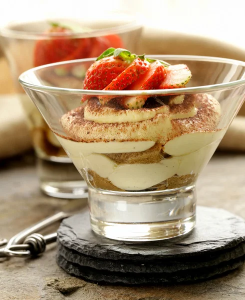 Dessert italien tiramisu décoré de fraises dans un bécher en verre — Photo