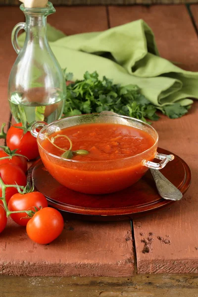 Tomato soup with fresh vegetables and capers in a glass bowl — Stock Photo, Image