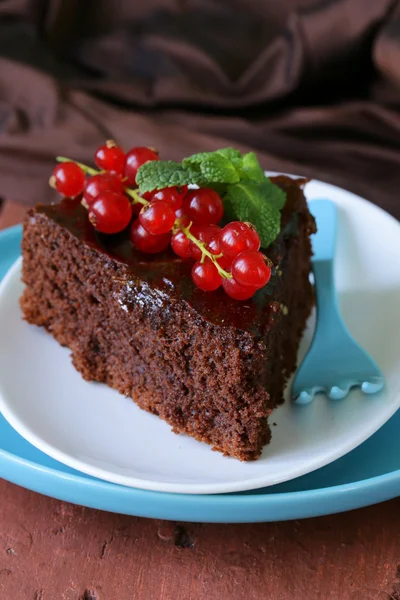 Super chocoladetaart (brownie) versierd met rode bessen en mint — Stockfoto