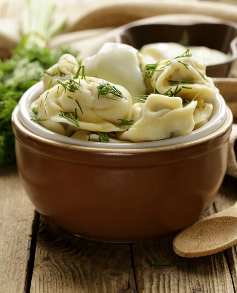 Traditionelle russische Knödel mit Dill und saurer Sahne — Stockfoto