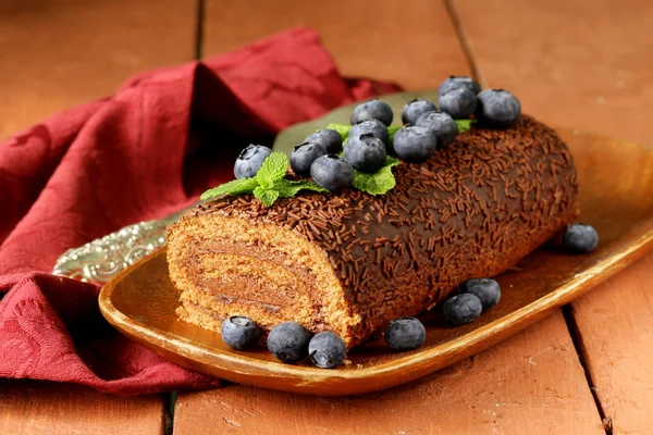 Шоколадный пирог, украшенный мятными листьями и черникой — стоковое фото
