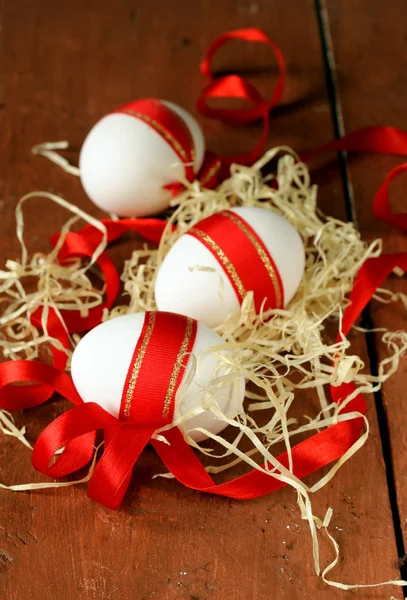 Festliche Eier mit roter Schleife - Symbol der Osterfeiertage — Stockfoto