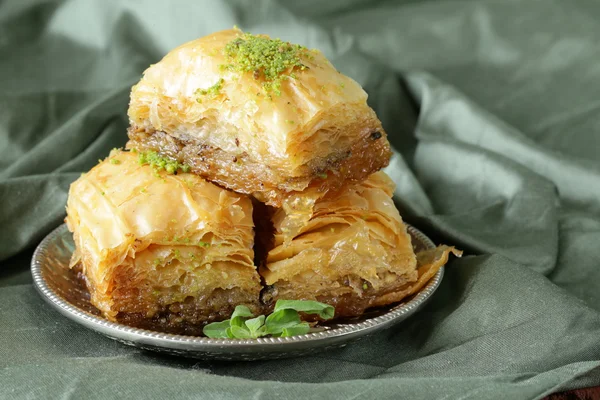 Turecký arabský dezert baklava s medem a ořechy na stříbrném talíři — Stock fotografie