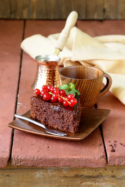 Super pastel de chocolate (brownie) decorado con grosella roja y menta —  Fotos de Stock