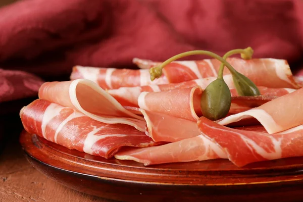 Gedroogde worstvlees (ham, ham, salami gesneden) — Stockfoto