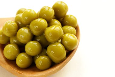 tahta kaşık konserve yeşil bezelye