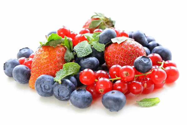 Verschiedene Beeren - Erdbeere, Johannisbeere, Blaubeere auf weißem Hintergrund — Stockfoto