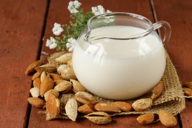 cam sürahi ile bütün fındık, badem sütü