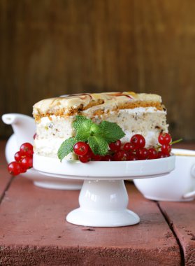 vanilyalı kek parçasını dekore edilmiş, karamel sos ve Frenk üzümü