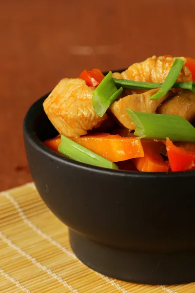Faire frire le poulet aux légumes dans une sauce aigre-douce — Photo