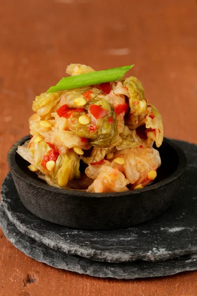 Kimchi traditionnel coréen de chou de salade au piment fort — Photo